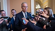 El líder de la mayoría del Senado, John Thune, responde a la oferta de Schumer de reabrir el gobierno si los republicanos amplían los subsidios sanitarios que expiran, Capitol Hill, viernes 7 de noviembre de 2025.
