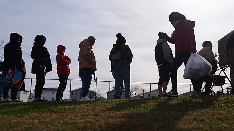 Ein Reisender geht durch ein Labyrinth von leeren Kiosken, um für einen Flug mit Frontier Airlines am Denver International Airport am Freitag, 7. November 2025, in Denver einzuchecken.