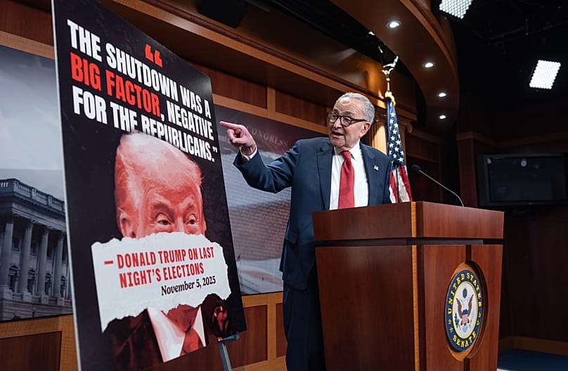 Der Führer der Minderheit im Senat, Chuck Schumer, spricht zu Reportern über die Siege der Demokraten am Wahltag, im Kapitol in Washington, Mittwoch, 5. November 2025