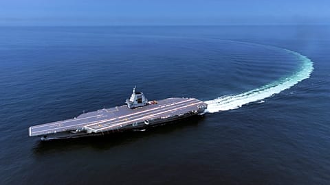 Sur cette photo publiée par l'agence de presse Xinhua, le troisième porte-avions chinois à propulsion conventionnelle, le Fujian