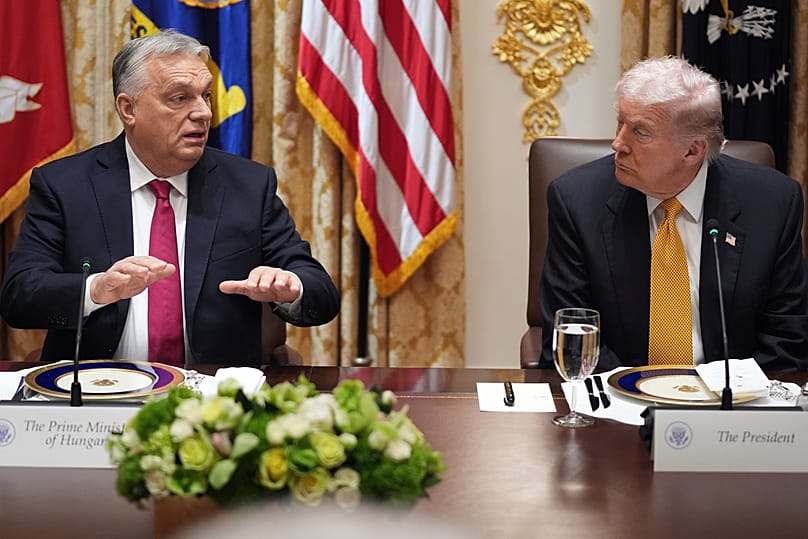 Ungarns Premierminister Viktor Orban spricht während eines Treffens mit Präsident Donald Trump, rechts, im Kabinettssaal des Weißen Hauses, Freitag, 7. November 2025, in Washington