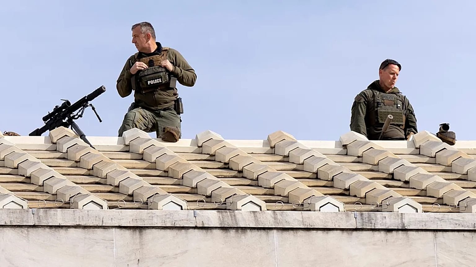 Mesterlövészek az amerikai Legfelsőbb Bíróság épületének tetején