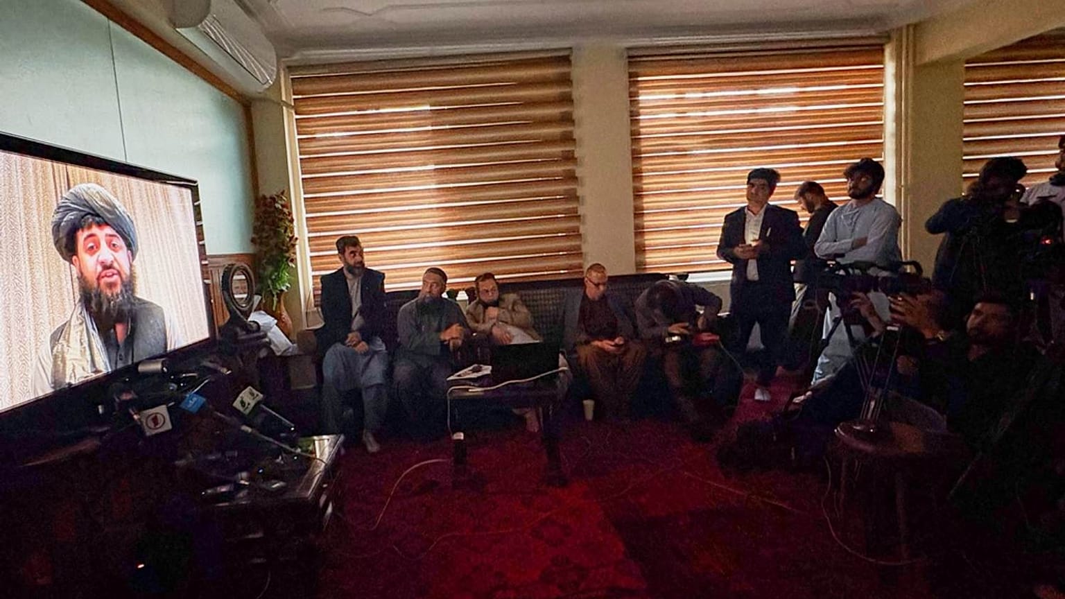 Gazeteciler Taliban heyetini izlerken