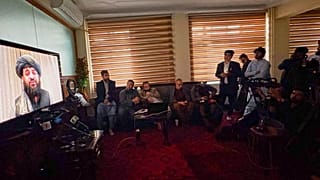 Gazeteciler Taliban heyetini izlerken