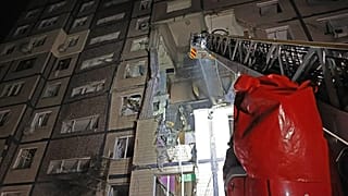 Un bâtiment de Dnipro endommagé par une frappe de drone russe