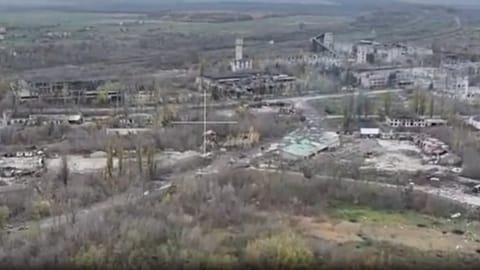 Des images de drone montrent Pokrovsk alors que la Russie et l’Ukraine se disputent le contrôle de cette ville clé de la région de Donetsk