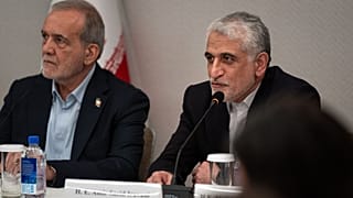 امیر سعید ایروانی، سفیر ایران در سازمان ملل متحد، روز جمعه، ۲۶ سپتامبر ۲۰۲۵، در نیویورک، نشست خبری خود را با مسعود پزشکیان، رئیس جمهور ایران، آغاز کرد.