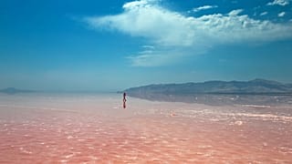 تُظهر هذه الصورة، الملتقطة يوم الجمعة 26 آب/أغسطس 2016، أحد الإيرانيين وهو يقضي وقتًا في بحيرة أرومية شمال غربي إيران