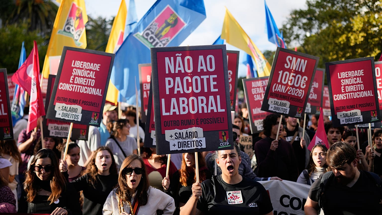 Um manifestante com um cartaz com as palavras «Não ao pacote laboral» grita slogans durante um protesto nacional. 