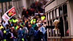 ARCHIVO (25.11.2014): Una mujer toma fotos desde el interior de un tranvía mientras la gente marcha durante una protesta de la CGTP en Lisboa.