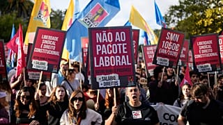 Um manifestante com um cartaz com as palavras «Não ao pacote laboral» grita slogans durante um protesto nacional. 