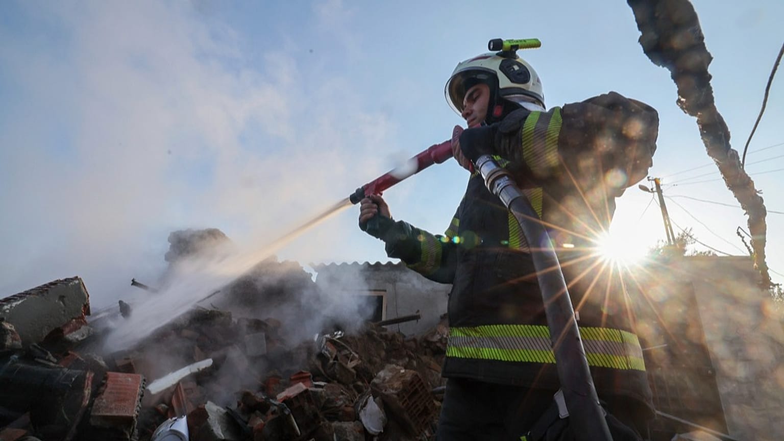 Πυροσβέστης σβήνει τα απομεινάρια πυρκαγιάς στην περιοχή Σαγκακλί στη βορειοδυτική Τουρκία, Σάββατο 9 Αυγούστου 2025.