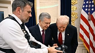 Un fotógrafo muestra al presidente de EEUU, Donald Trump, y al presidente de Uzbekistán, Shavkat Mirziyoyev, imágenes captadas mientras se reúnen en el Despacho Oval, Washington, jueves 6 de noviembre de 2025.