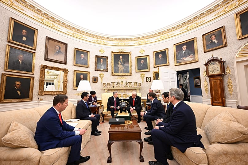 El presidente estadounidense Donald Trump recibe a su homólogo uzbeko Shavkat Mirziyoyev en el Despacho Oval para mantener conversaciones bilaterales, Washington, jueves, 6 No. 2025
