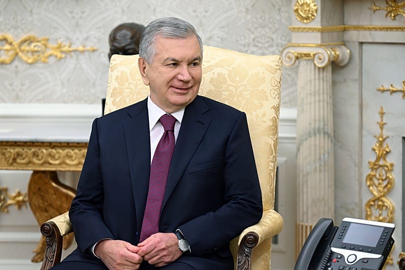 El presidente de Uzbekistán, Shavkat Mirziyoyev, se reúne con su homólogo estadounidense, Donald Trump, en el Despacho Oval de la Casa Blanca, Washington, jueves 6 de noviembre de 2025.