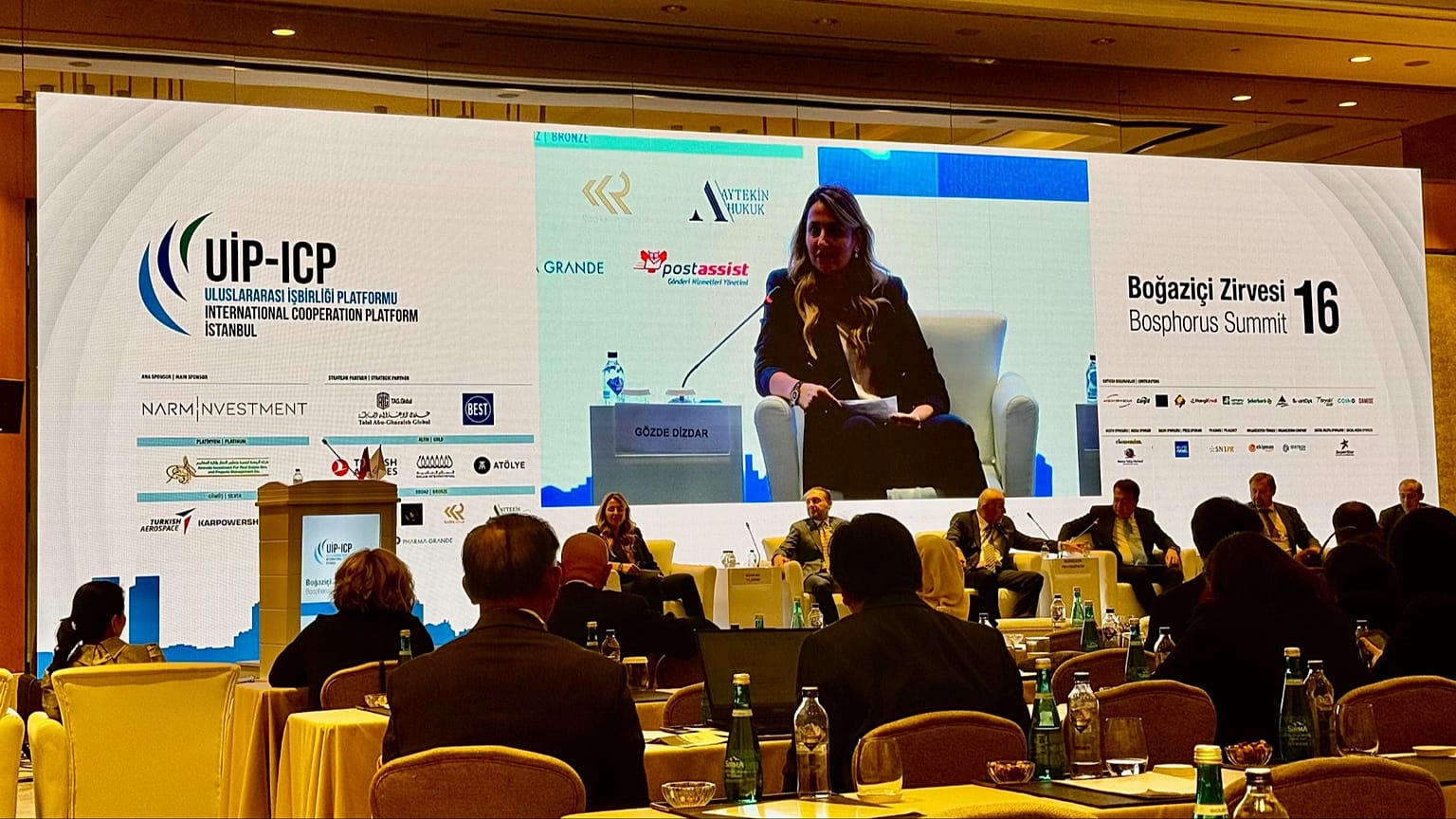 UİP Yönetim Kurulu üyesi Gözde Dizdar, Boğaziçi Zirvesi'nde panel modere ederken görüntüleniyor
