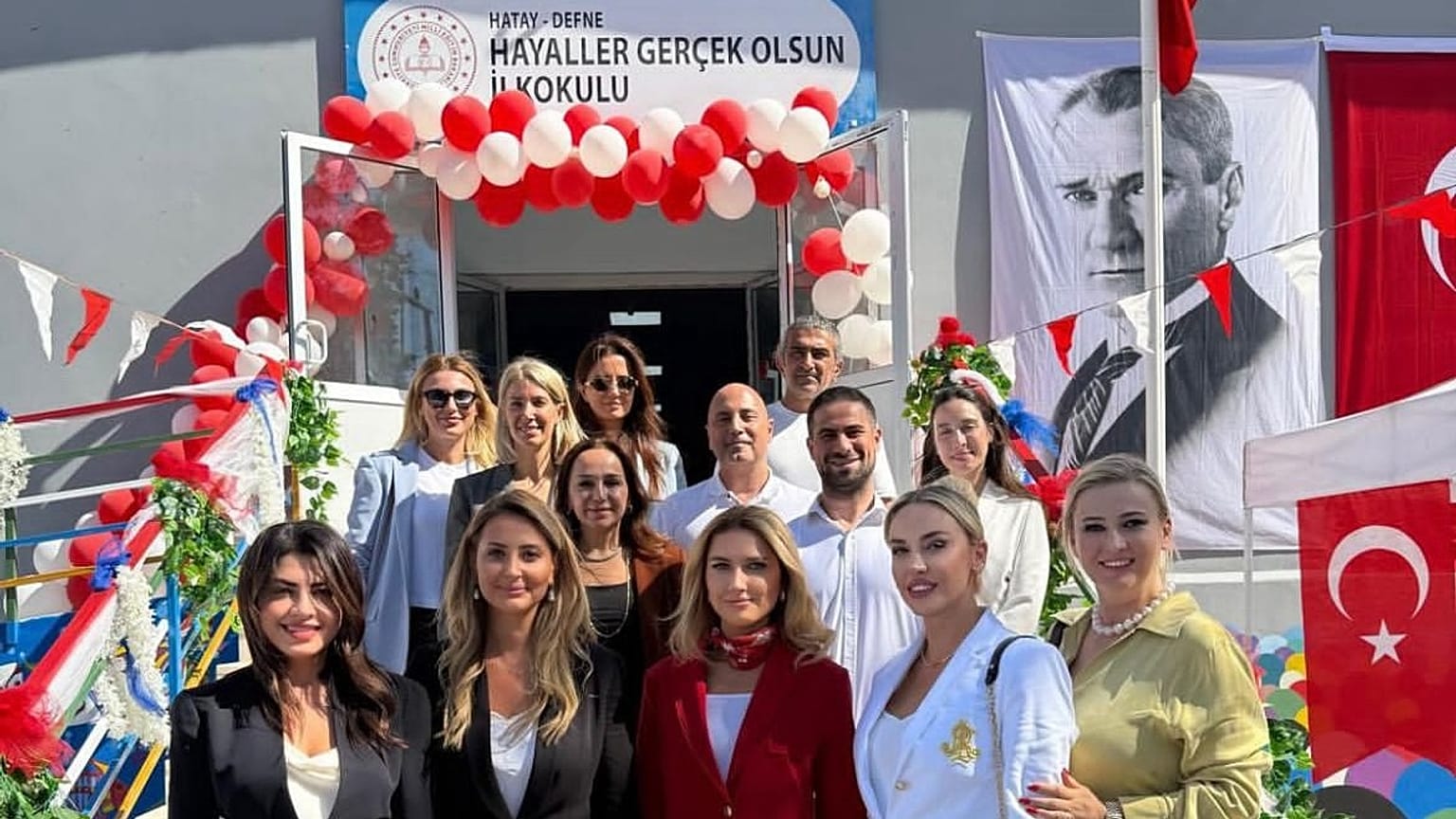 Hatay'da Hayaller Gerçek Olsun derneğinin adını taşıyan ilkokul ve dernek yöneticileri görüntüleniyor