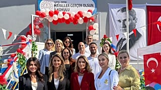 Hatay'da Hayaller Gerçek Olsun derneğinin adını taşıyan ilkokul ve dernek yöneticileri görüntüleniyor