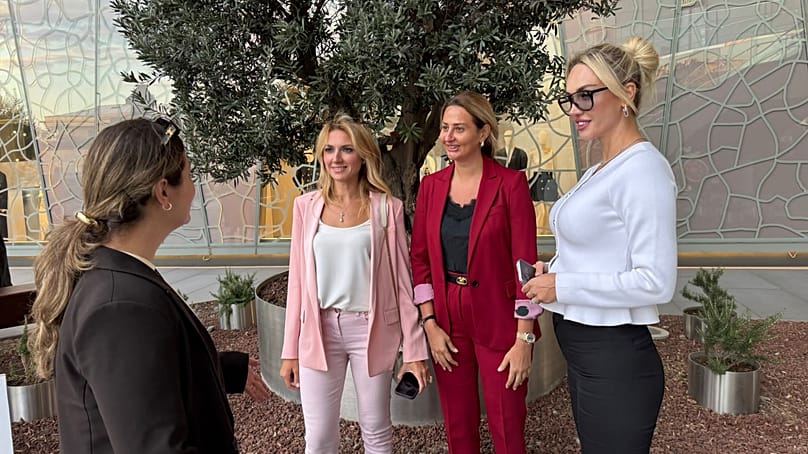 Euronews'den Burcu Başaran (solda), Hayaller Gerçek Olsun derneği başkanı Ebru Gizem Cevahir, başkan yardımcıları Gözde Dizdar ve Lerzenur Asan Elik'le röportaj yapıyor