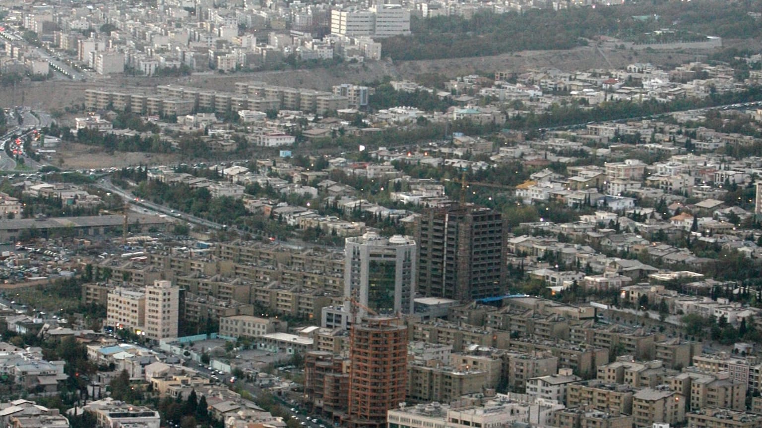 Iran drosselt nachts die Wasserversorgung in Teheran. Die historische Wasserknappheit verschärft sich.