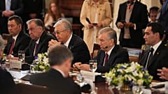 Ο πρόεδρος της Κιργιζίας Sadyr Japarov, από αριστερά, ο πρόεδρος του Τατζικιστάν Emomali Rahmon, ο πρόεδρος του Καζακστάν Kassym-Jomart Tokayev, ο πρόεδρος του Ουζμπεκιστάν Shavkat Mirziyoyev