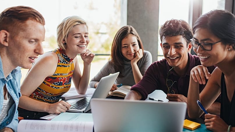 مجموعة من الطلاب يتشاركون العمل على مشروع دراسي