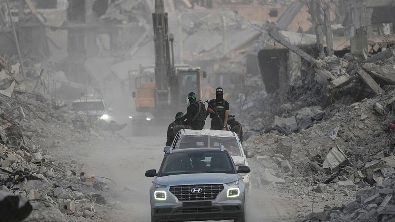 مقاتلو حماس وعاملون مصريون يبحثون عن جثث رهائن إسرائيليين في حيّ الشجاعية بمدينة غزة، الأربعاء، 5 نوفمبر 2025.