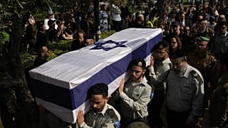 جنود إسرائيليون يحملون نعش الضابط الإسرائيلي-الأمريكي عمر نيوترا بعد استعادة جثمانه من غزة، الجمعة 7 نوفمبر 2025.