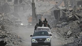 مقاتلو حماس وعاملون مصريون يبحثون عن جثث رهائن إسرائيليين في حيّ الشجاعية بمدينة غزة، الأربعاء، 5 نوفمبر 2025.