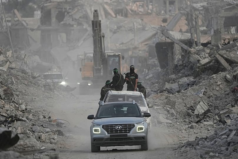 مقاتلون من حماس وعمال مصريون يبحثون عن جثث أسرى إسرائيليين في حي الشجاعية بمدينة غزة، الأربعاء 5 نوفمبر 2025.