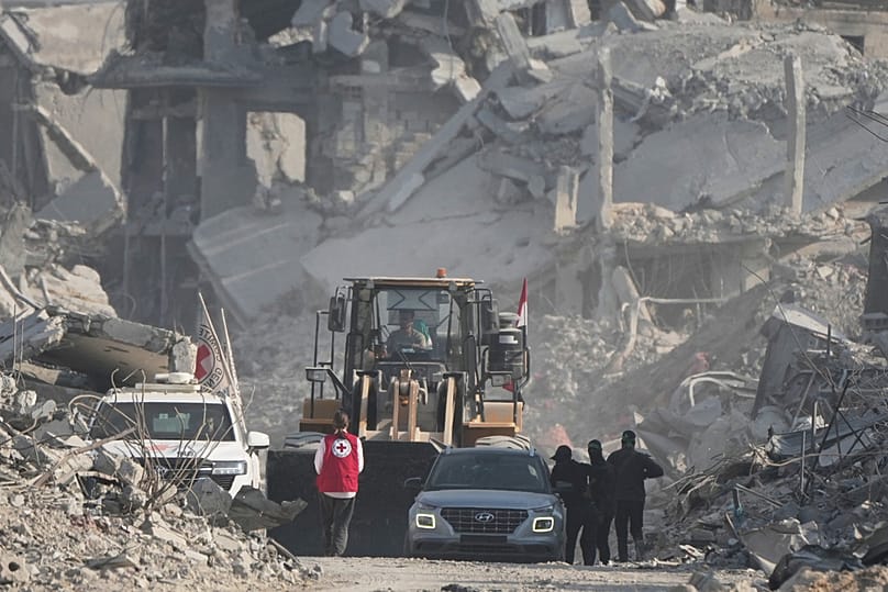 أعضاء من اللجنة الدولية للصليب الأحمر يراقبون مقاتلين من حماس وعمالًا مصريين أثناء بحثهم عن جثث أسرى إسرائيليين في حي الشجاعية بمدينة غزة، الأربعاء 5 نوفمبر 2025.