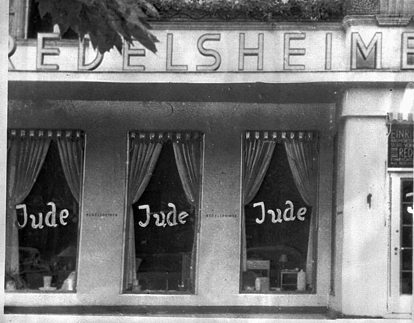 Das Wort Jude ist am 19. Juni 1938 auf die Fensterscheiben eines juedischen Geschaeftes in Berlin geschmiert. 
