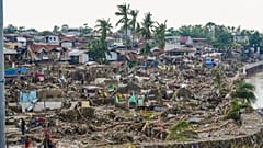 Beschädigte Häuser neben der Mananga-Brücke in Talisay, Provinz Cebu, Zentralphilippinen, am Freitag, den 7. November 2025, nachdem der Taifun Kalmaegi die Provinz verwüstet und Menschenleben gefordert hat