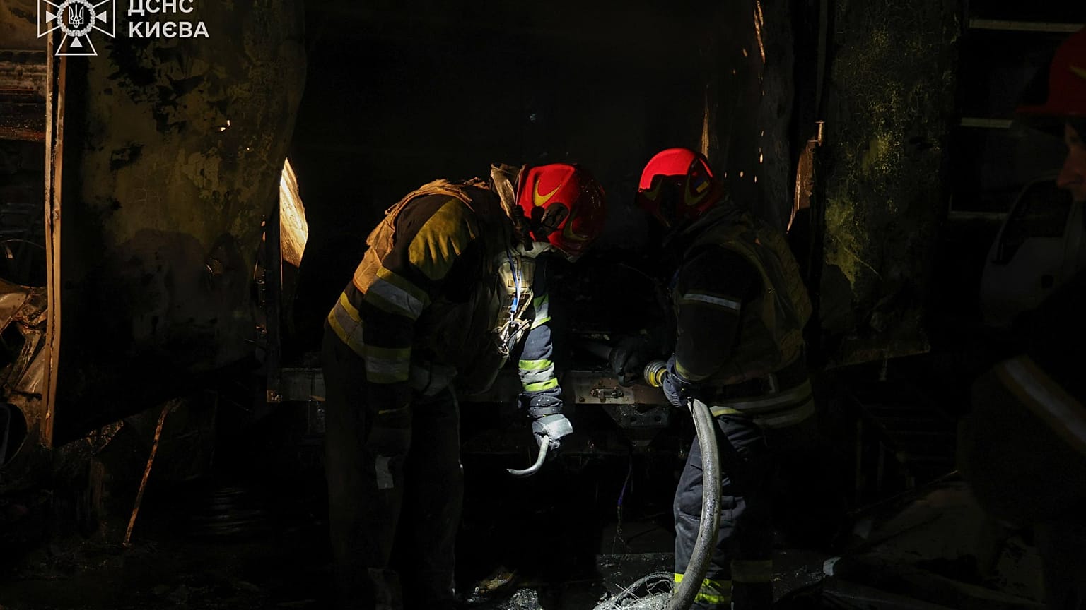Feuerwehrleute am Ort des Abschusses einer russischen Drohne in Kiew