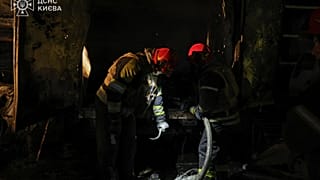 Bomberos en el lugar del derribo de un UAV ruso en Kiev