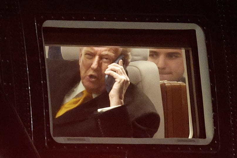 Prezydent Donald Trump rozmawia przez telefon w Marine One po przybyciu do Joint Base Andrews, Md., w drodze do swojej posiadłości Mar-a-Lago w Palm Beach, piątek, 7 listopada 2025 r,