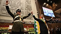 Ο πρόεδρος Ροντρίγκο Παζ, δεξιά, και ο αντιπρόεδρος Έντμαν Λάρα κρατούν τα χέρια μετά την τελετή ορκωμοσίας στη Λα Παζ της Βολιβίας, Σάββατο 8 Νοεμβρίου 2025.