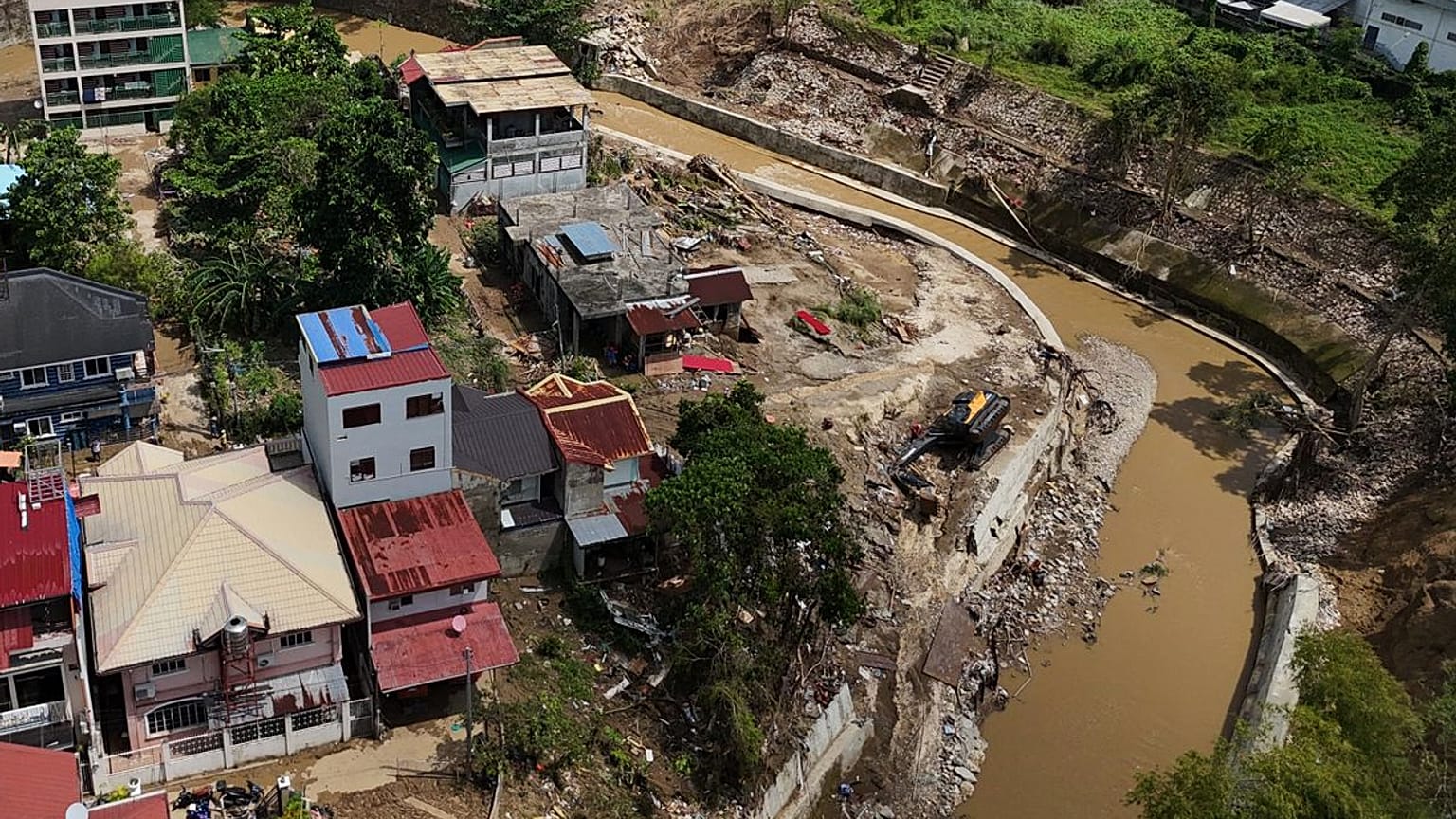 Des maisons endommagées le long d'une rivière à Bacayan, province de Cebu, aux Philippines centrales, vendredi 7 novembre.