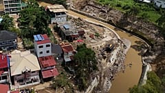 Am Freitag, dem siebten November, säumten beschädigte Häuser den Fluss in Bacayan, Provinz Cebu, in den zentralen Philippinen.