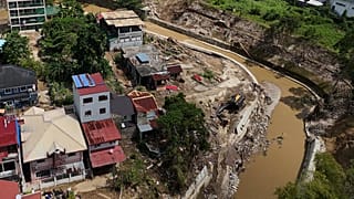 Des maisons endommagées le long d'une rivière à Bacayan, province de Cebu, aux Philippines centrales, vendredi 7 novembre.