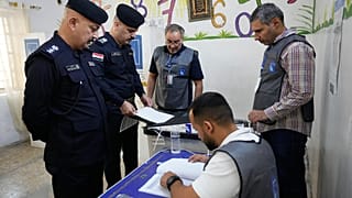 يجتمع أفراد الشرطة العراقيون للإدلاء بأصواتهم خلال جلسة تصويت خاص قبل الانتخابات البرلمانية المقررة يوم الثلاثاء في بغداد، العراق، الأحد 9 نوفمبر 2025. 