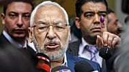 راشد الغنوشي، زعيم حركة النهضة الإسلامية المعتدلة في تونس، يخاطب الإعلام بعد الإدلاء بصوته في مركز اقتراع بولاية بن عروس، تونس