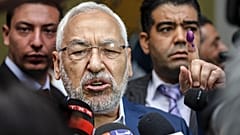 راشد الغنوشي، زعيم حركة النهضة الإسلامية المعتدلة في تونس، يخاطب الإعلام بعد الإدلاء بصوته في مركز اقتراع بولاية بن عروس، تونس