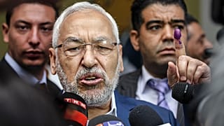 راشد الغنوشي، زعيم حركة النهضة الإسلامية المعتدلة في تونس، يخاطب الإعلام بعد الإدلاء بصوته في مركز اقتراع بولاية بن عروس، تونس