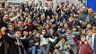 TÜRŞAD'ın Onursal Başkanı Av. Kadir Köstekçi, taraftarlarla birlikte bir galibiyeti kutlarken görüntüleniyor (Arşiv)