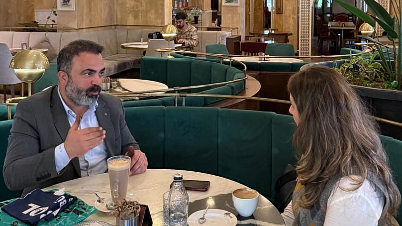 TÜRŞAD Onursal Başkanı Av. Kadir Köstekçi (solda) ve Euronews'dan Burcu Başaran