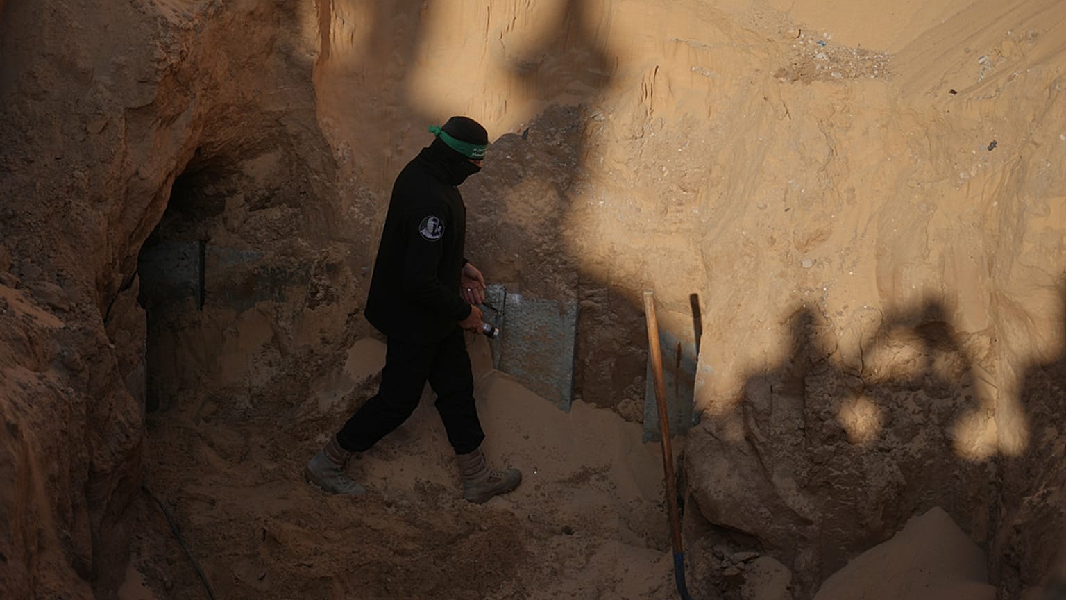  أعضاء من كتائب القسام، الجناح العسكري لحركة حماس، في نفق تم اكتشافه أثناء عمليات البحث خان يونس، وم الثلاثاء 28 أكتوبر/تشرين الأول 2025.