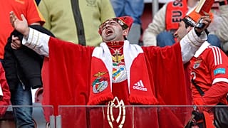 ARCHIVO (15.05.2013). Un aficionado del Benfica vestido de cura gesticula en las gradas antes del comienzo de la final de la Europa League entre el Benfica y el Chelsea.