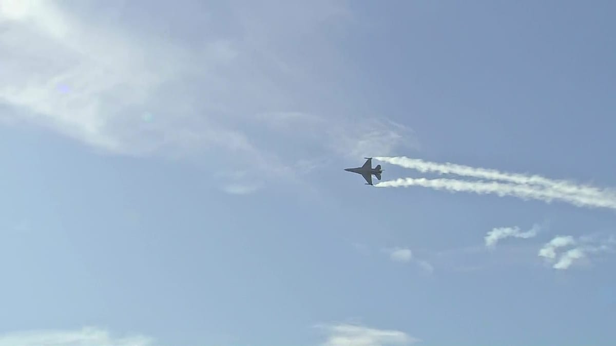 Spectacle impressionnant de l'armée de l'air grecque pour célébrer son saint patron