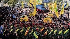 Trauernde tragen die Särge von fünf Hizbullah-Kämpfern, die bei israelischen Angriffen getötet wurden, während eines Trauerzuges in der südlibanesischen Stadt Nabatieh am Sonntag (2. November 2025).